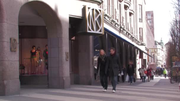 Stockholm Downtown Walking Street Calle Llena Gente Turismo Suecia — Vídeo de stock