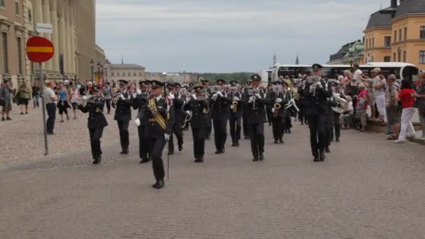 ストックホルムの王宮とパレードで衛兵交代 — ストック動画