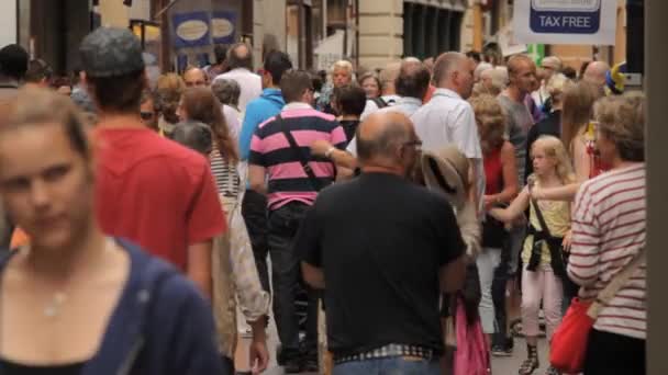 Orang Orang Berjalan Melalui Stockholm Scenic Old Town Walking Street — Stok Video