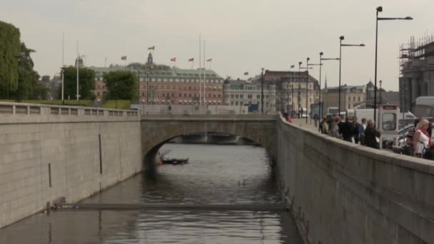Όμορφες Πλωτές Οδοί Της Στοκχόλμης Που Διασχίζουν Την Πόλη — Αρχείο Βίντεο