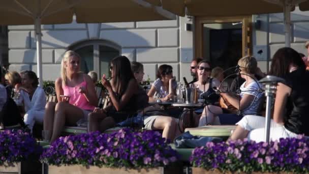 Die Menschen Genießen Sich Einem Sozialen Umfeld Stockholm — Stockvideo