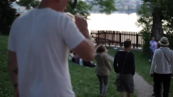 Люди Наслаждаются Жизнью Социальной Обстановке Приближающейся Стокгольмской — стоковое видео