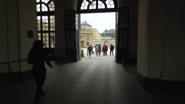 带着坚定的信念穿过斯德哥尔摩王宫 — 图库视频影像