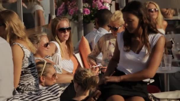 Ludzie Bawią Się Otoczeniu Społecznym Pobliżu Pięknych Szlaków Wodnych Sztokholmu — Wideo stockowe