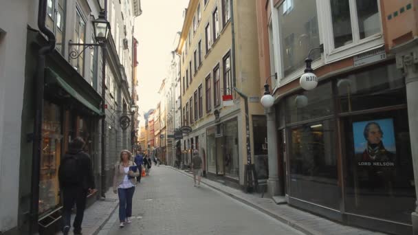 Emberek Végigsétálnak Stockholm Festői Óvárosi Sétálóutcáján — Stock videók