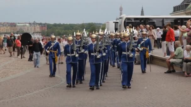 Stockholm Kraliyet Sarayı Geçit Töreniyle Muhafızların Değişmesi — Stok video