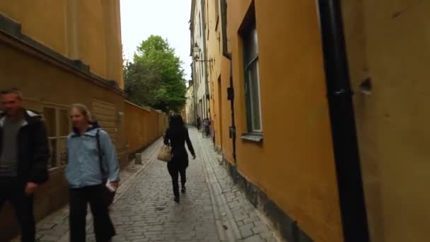 Går Gjennom Stockholms Naturskjønne Gamleby Med Steadicam – stockvideo