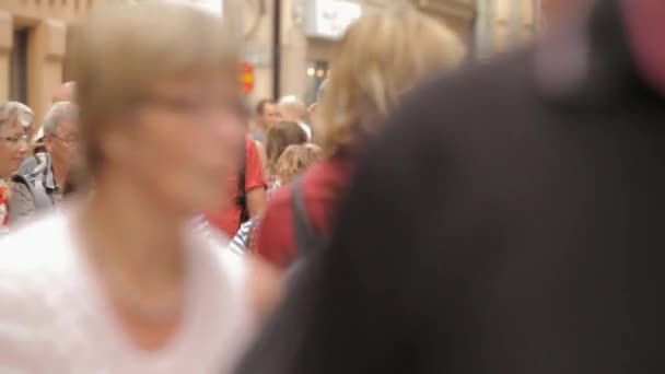 Люди Гуляющие Живописной Пешеходной Улице Старого Города Стокгольма — стоковое видео