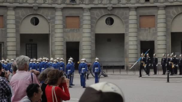 斯德哥尔摩王宫和卫兵的更迭与游行 — 图库视频影像