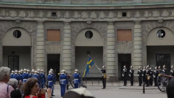 Stockholm Kraliyet Sarayı Geçit Töreniyle Muhafızların Değişmesi — Stok video