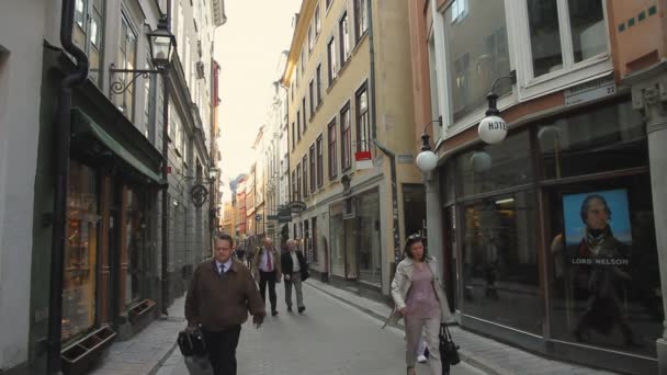 Pessoas Caminhando Pela Scenic Old Town Walking Street Estocolmo — Vídeo de Stock