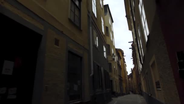 Прогулюючись Через Мальовниче Старе Місто Стокгольма Стадикамом — стокове відео