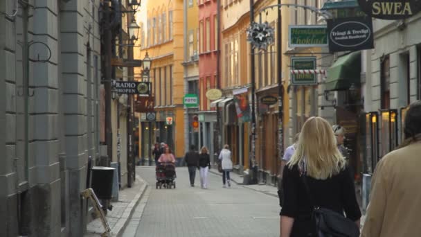 Gente Caminando Por Escénico Casco Antiguo Estocolmo Walking Street — Vídeos de Stock