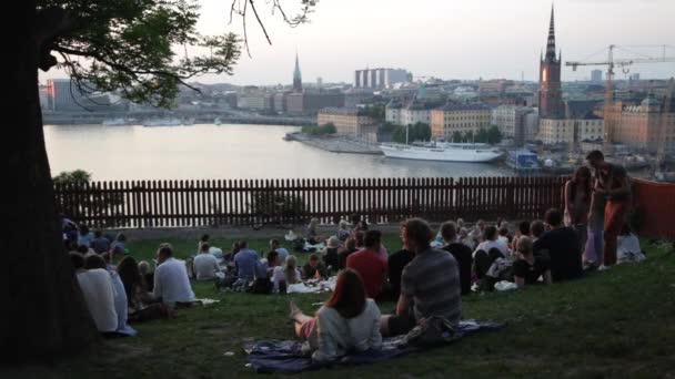 Emberek Jól Érzik Magukat Egy Társadalmi Beállítás Közelében Stockholm Gyönyörű — Stock videók