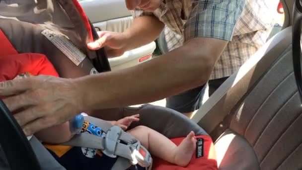 Papá Sacando Pequeño Bebé Del Auto Asiento Auto — Vídeos de Stock