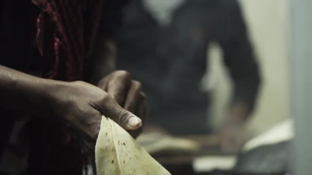 Een Ober Die Mughlai Paratha Een Indiaas Brood Telt Samen — Stockvideo
