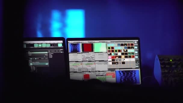 Ljusshow Controller Skrivbord Konsert Projektor Hölje Ljus Bakgrunden Som Levande — Stockvideo