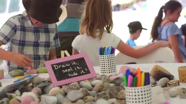 Niño Jugando Con Artes Manualidades Con Otros Niños Niño Pintando — Vídeos de Stock