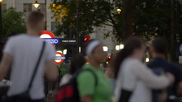 Toeristen Pendelaars Passeren Londense Metro Ingang — Stockvideo