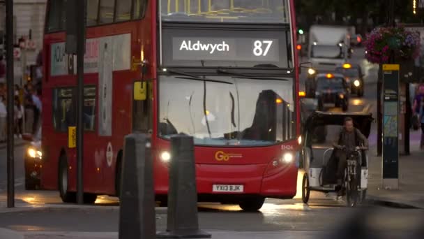Druk Verkeer Londense Straten Buurt Van Trafalgar Square Met Bussen — Stockvideo