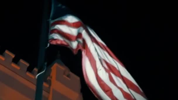 夕暮れ時にアメリカ国旗が風になびく — ストック動画