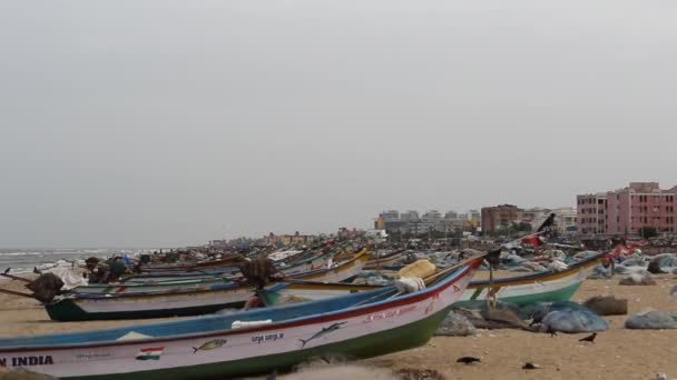 2018年7月15日 印度钦奈 手持未经编辑的渔船停靠在滨海滨海的渔船上的镜头 身份不明的人在海风 美丽的海浪中享受闲暇时光 — 图库视频影像
