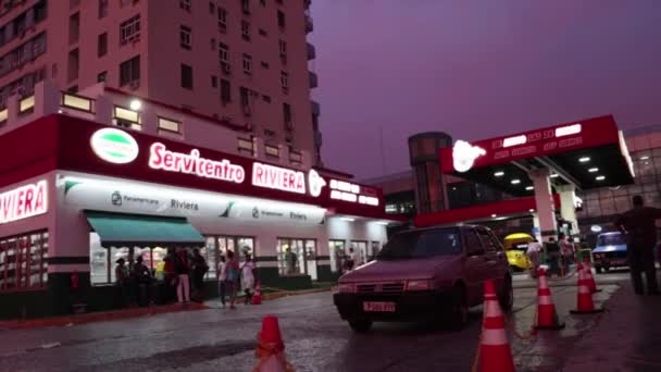 Een Neon Tankstation Havana Cuba Tijdens Het Gouden Uur — Stockvideo