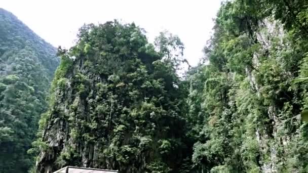 Low Motion Vista Colinas Florestais Torno Lago Escondido Malásia — Vídeo de Stock