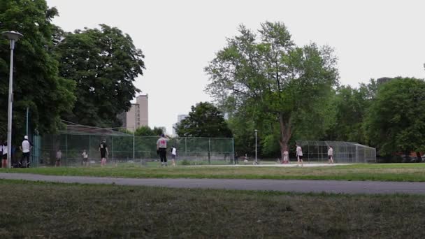 토론토의 공원에서 사람들 소프트볼을 있는데 선수가 홈런을 쳤습니다 — 비디오