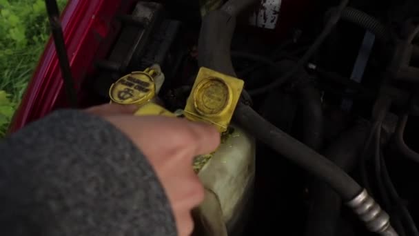 Enchendo Refrigerante Carro Superaquecido Lateral Estrada — Vídeo de Stock