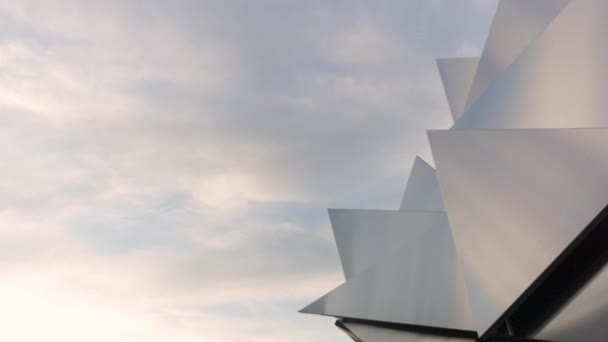 Стальная Скульптура Кленового Листа Фоне Облаков Заката Парке Оттаве Канада — стоковое видео