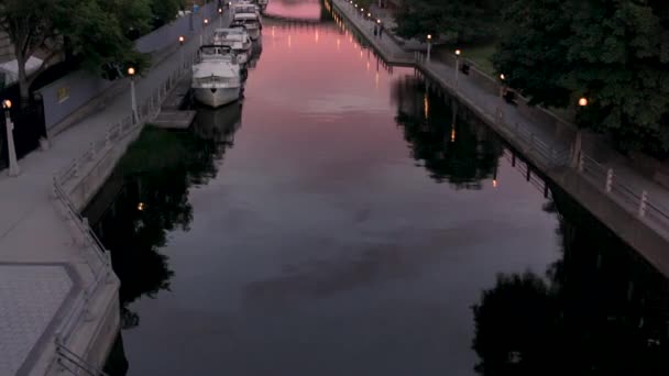 Reflexión Atardecer Sobre Canal Ottawa Canadá Con Barcos Gente Caminando — Vídeo de stock