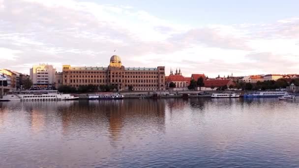 Vista Del Ministerio Industria Comercio Praga Junto Río Con Barco — Vídeo de stock