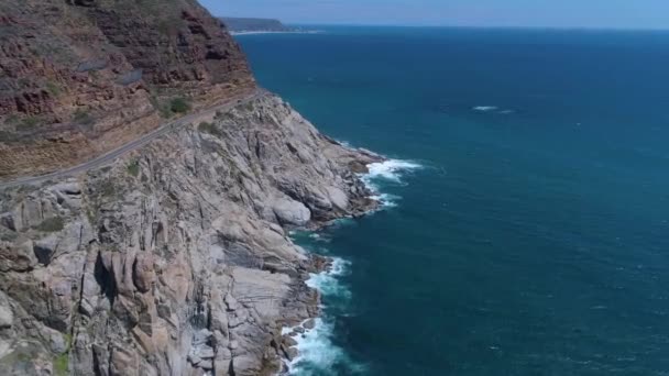 Sledování Dronů Podél Pobřeží Malebné Pobřežní Silnice Chapman Peak Drive — Stock video