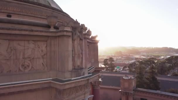 无人驾驶飞机俯瞰着一座漂亮的建筑风格建筑的侧面 — 图库视频影像