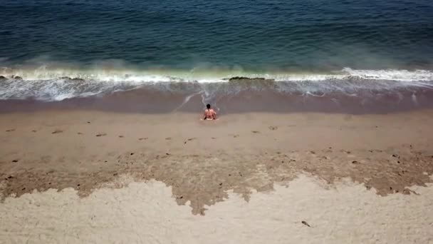 Ragazza Seduta Sulla Spiaggia Rilassante Guardando Onde Che Infrangono Rompono — Video Stock