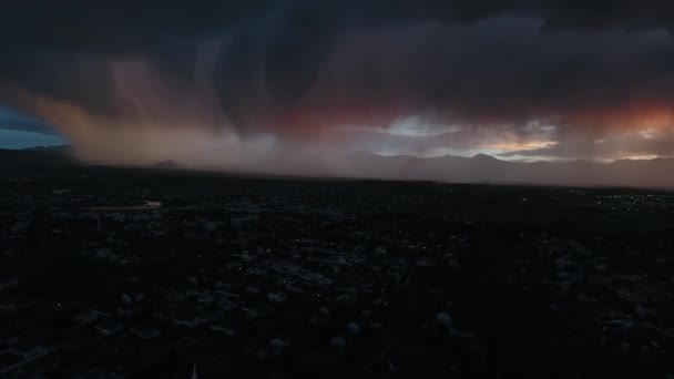 背景に日没とスーパーセル嵐雲のドローンショット — ストック動画