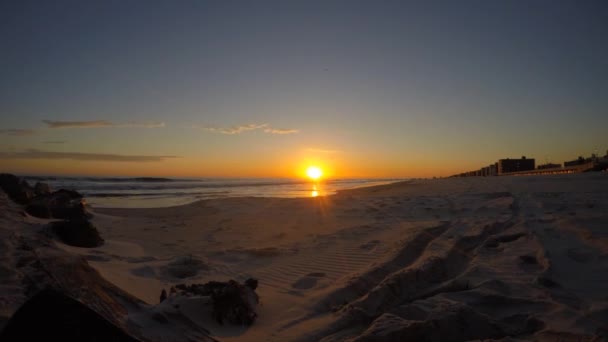 太陽がビーチに沈む ニューヨーク州ロングビーチからのタイムラプス — ストック動画