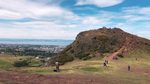 Touristen Auf Dem Gipfel Des Arthur Seat Edinburgh 60Fps — Stockvideo