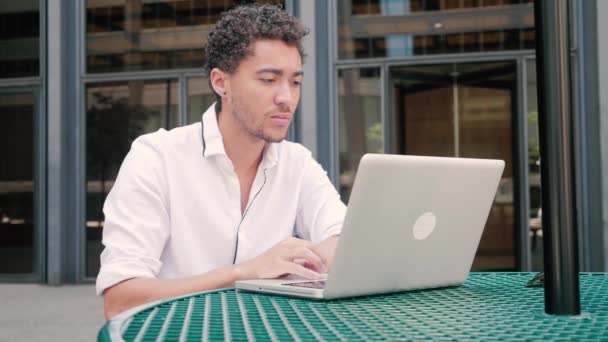 Attraente Giovani Sorrisi Professionali Durante Utilizzo Del Computer Portatile Fuori — Video Stock