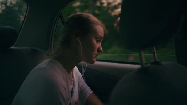 Chica Joven Con Anhelo Mira Por Ventana Del Coche Atardecer — Vídeos de Stock