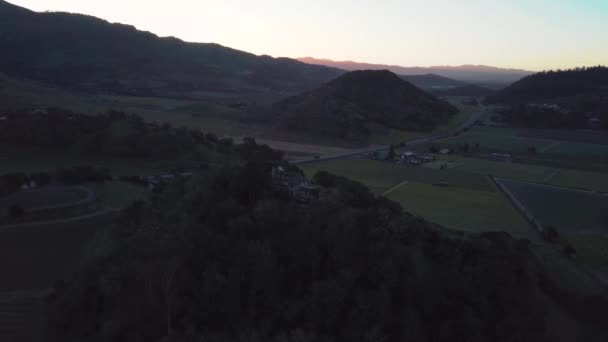 Dron Girando Alrededor Una Casa Una Colina Sobre Los Viñedos — Vídeo de stock