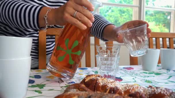 Mujeres Está Vertiendo Jugo Con Bollos Cinnabonn Primer Plano Preparándose — Vídeos de Stock