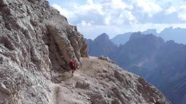 Muchacha Joven Camino Rocoso Empinado Vía Ferrata Brenta Dolomites Cima — Vídeos de Stock