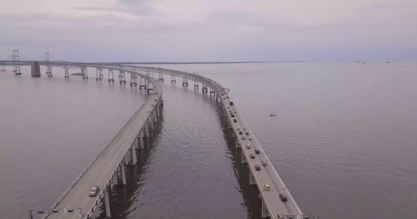 Drohne Fliegt Über Hängebrücke — Stockvideo