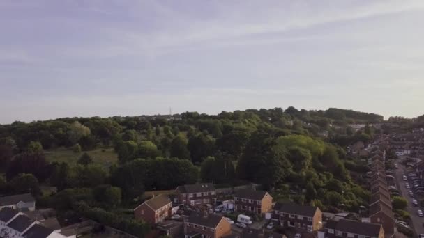 Vacker Antenn Utsikt Över Exeter Med Liten Skog Bland Ett — Stockvideo