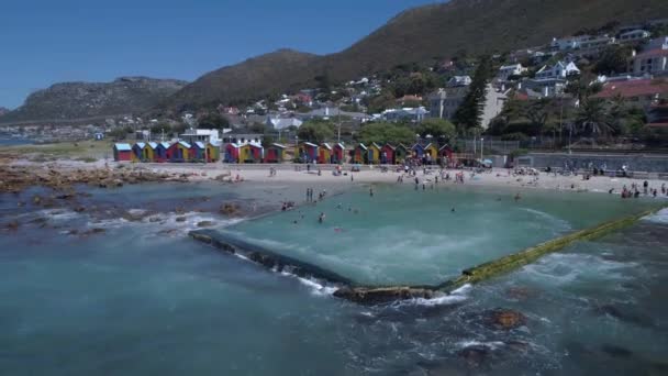 Drone Sobe Para Revela Cabanas Praia Bonitas Historicamente Coloridas Praia — Vídeo de Stock