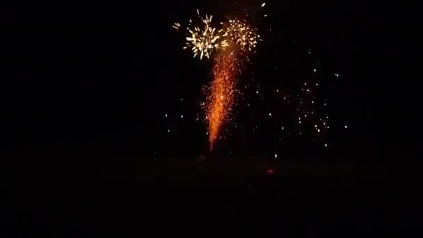 Piccoli Fuochi Artificio Esplodono Cortile — Video Stock