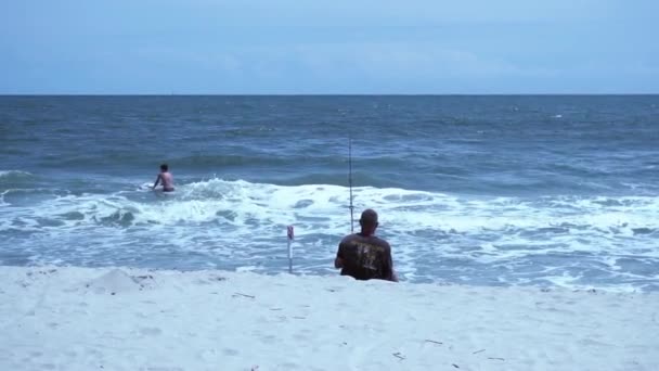 Homem Visto Pescando Ocean Isle Beach Enquanto Menino Está Brincando — Vídeo de Stock