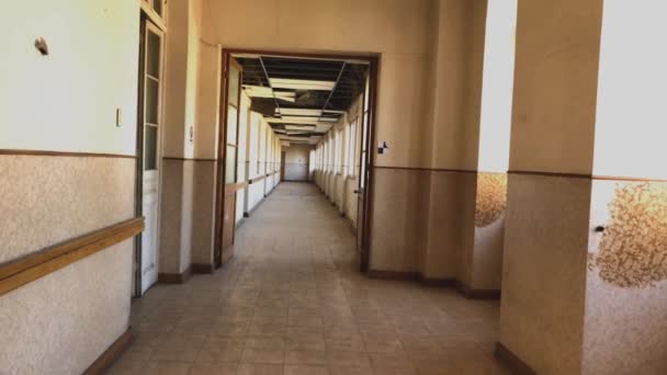 Spaziergang Durch Verlassenen Und Heruntergekommenen Asylkorridor — Stockvideo